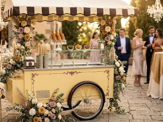 Carrito de helados con presentación elegante que actúa como elemento decorativo en celebraciones